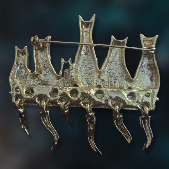 Vintage AJC 6 Green Eyed Cats with Swinging Tails on a Shelf Brooch - Picture 2 of 3